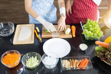 Profesyonel şefler için sağlıklı gıda olarak Salata Rulo hazırlanıyor 