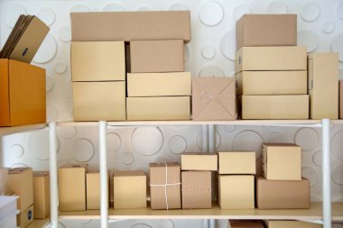 Pal üzerinde kompozit karton kutular ve dosya klasörleri kutuları grubu