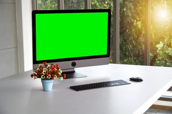 Monitor, Tastatur und Maus mit Blumen verziert — Stockfoto