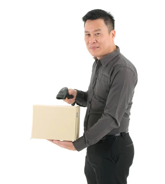 Biznesmeni posiadający czytniki kodów kreskowych skanujący pakiet izolowany — Zdjęcie stockowe
