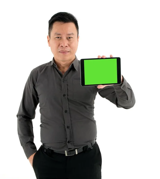 Empresários em uma camisa marrom segurando um tablet isolado em branco — Fotografia de Stock