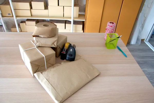 Verpackungszubehör am Arbeitsplatz von Start-up-Kleinunternehmer — Stockfoto