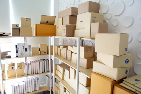Groupe de boîtes en carton composite et dossiers de fichiers le long des boîtes — Photo