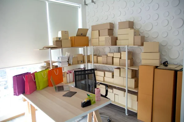 Verpackungszubehör am Arbeitsplatz von Start-up-Kleinunternehmer — Stockfoto