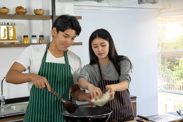 Retrato de linda pareja feliz en delantal preparando desayuno de cocina — Foto de Stock