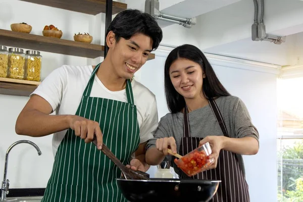 Retrato de linda pareja feliz en delantal preparando desayuno de cocina — Foto de Stock