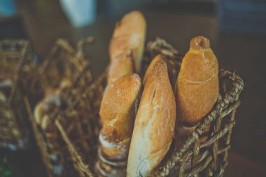 Ahşap masada çeşitli pişirme ürünleri içeren kompozisyon