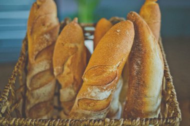 Ahşap masada çeşitli pişirme ürünleri içeren kompozisyon