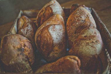 Ahşap masada çeşitli pişirme ürünleri içeren kompozisyon