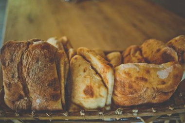 Ahşap masada çeşitli pişirme ürünleri içeren kompozisyon