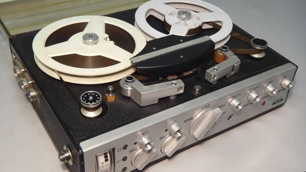 Reel-to-reel tape recorder
