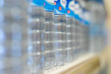 Piyasa rafında bulunan plastik su şişeleri.