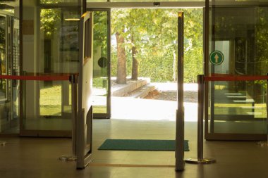 Kütüphane binası için özel olarak tasarlanmış yapı malzemeleri.