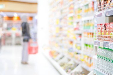 Bulanık arka plan, Sup ürün rafında alışveriş insanlar Bulanık