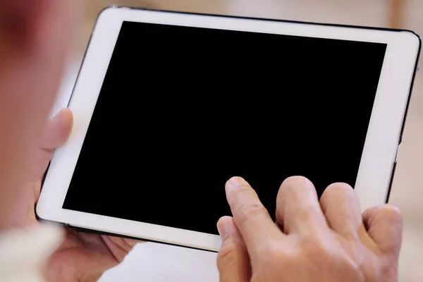 Hombre mayor de la mano con la tableta en blanco en la pantalla de nuevo — Foto de Stock