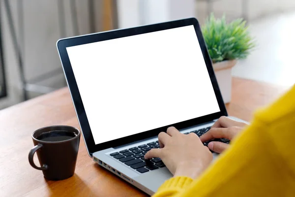 Dizüstü bilgisayarın maketi, şablon arka planı için boş ekranlı bilgisayar, insanlar ve iş dünyası için boş ekran zeminli laptop, ticaret, teknoloji, çevrimiçi eğitim, e-öğrenme ve diğer şeylerin interneti.