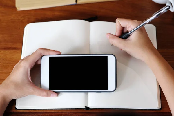 Las Manos Mujer Usando Teléfono Inteligente Con Pantalla Blanco Para — Foto de Stock