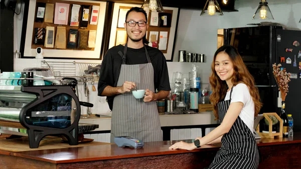 Asya 'da küçük işletme sahibi, Mutlu Asyalı erkek, kadın barmen, garson, kafe tezgahında gülümseyen garson, yeni yiyecek ve içecek endüstrisi kuran erkek ve kadın ortaklığı, iş adamları konsepti