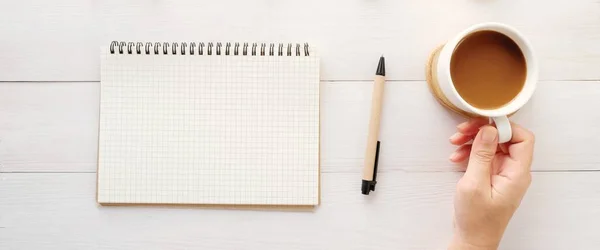 Blanko Notizbuch Papier Stift Und Hand Hält Eine Kaffeetasse Auf — Stockfoto