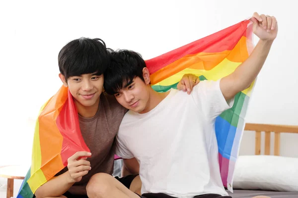 Azji Homoseksualny Gej Mężczyzna Gospodarstwa Lgbt Tęcza Flaga Podczas Siedząc — Zdjęcie stockowe