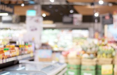 Bokeh ışığı olan bulanık market arka planı, market arkaplanındaki ürün raflarında bulanık taze yiyecek, iş ilanı, duvar kağıdı.