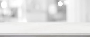 Boş beyaz masa üstü, tezgah, masa arkaplanı soyut bokeh ışığı arkaplanı, beyaz mermer taş masa, raf ve yiyecek için bulanık beyaz arkaplan, ürün gösterim modeli, şablon