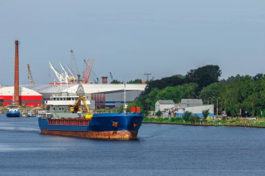 Mavi kargo gemisi ile bağlantı noktasına hareket uzun ulaşmak Ekskavatör