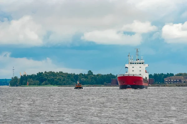 Kırmızı yeni kargo gemisi yurt dışında hareket. Avrupa'nın ürün ihracat