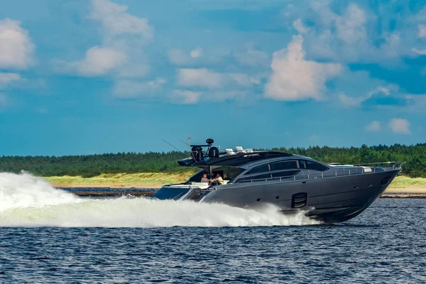 Grå Motorbåt Flyttar Snabbt Genom Floden Lettland Vattensport — Stockfoto