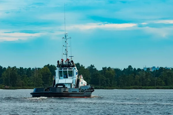 Zwarte Sleepboot Schip Naar Vracht Terminal Industriële Service — Stockfoto