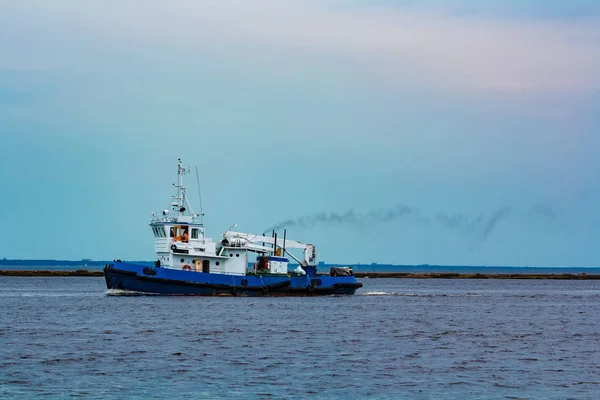 Blue Tug Ship Moving Cargo Terminal Industrial Services — Stock Photo, Image