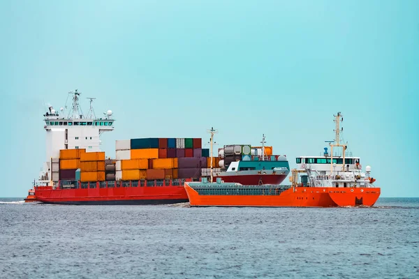 橙色货船移动通过红色容器船在波罗的海 — 图库照片