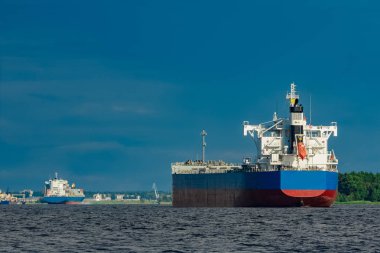 Alma mal. Riga bağlantı noktasına hareket büyük mavi kargo gemisi