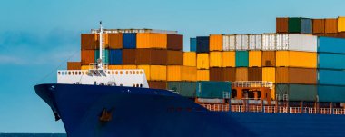 Mavi konteyner gemisi seyahat. Lojistik ve nakliye sanayi