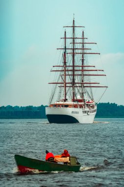 Büyük beyaz yelkenli gemi üç direk Riga bağlantı noktasına hareket ile