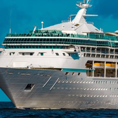 Lüks yolcu gemisi çalışmalar devam etmektedir. Tur seyahat ve spa hizmetleri