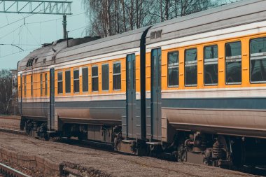 Terminal hareket eski sarı yolcu dizel treni