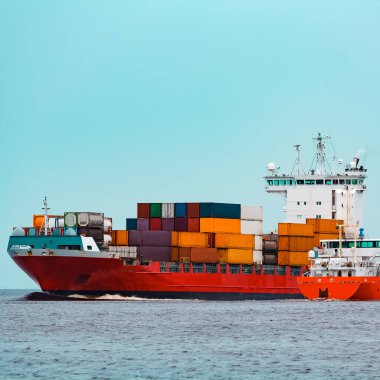 Kırmızı konteyner gemisi. Lojistik ve üretim ihracat