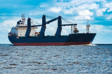 Alma mal. Riga bağlantı noktasına hareket büyük mavi kargo gemisi