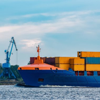 Mavi konteyner gemisi. Global lojistik ve mal transferi