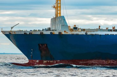 Alma mal. Riga bağlantı noktasına hareket büyük mavi kargo gemisi