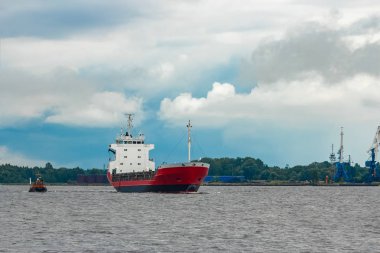 Kırmızı yeni kargo gemisi yurt dışında hareket. Avrupa'nın ürün ihracat