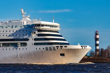 Beyaz bulutsuz bir günde yelken gemisi cruise