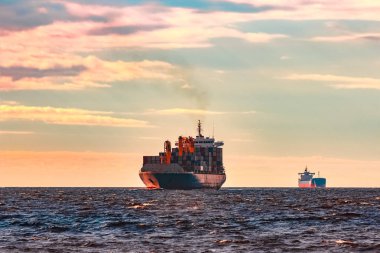 Mavi konteyner gemisi. Dünya lojistik ve üretim transfer