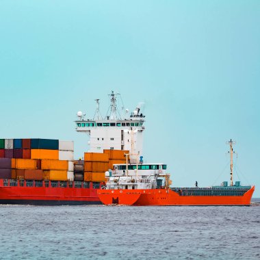 Kırmızı konteyner gemisi. Lojistik ve üretim ihracat