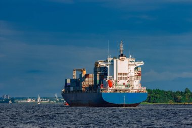 Mavi konteyner gemisi. Dünya lojistik ve üretim transfer