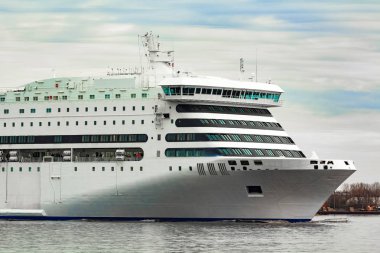 Beyaz bulutsuz bir günde yelken gemisi cruise