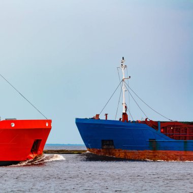 Turuncu kargo gemisi mavi toplu taşıyıcı yelken