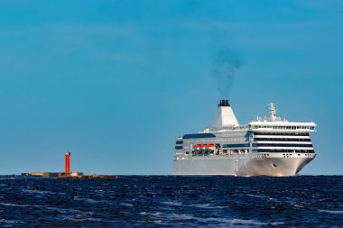 Beyaz bulutsuz bir günde yelken gemisi cruise