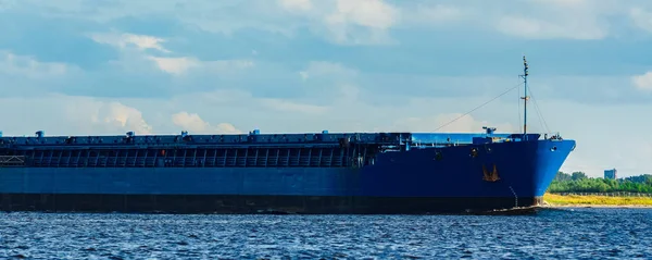 Merchandise Importeren Grote Blauwe Vrachtschip Naar Haven Riga — Stockfoto